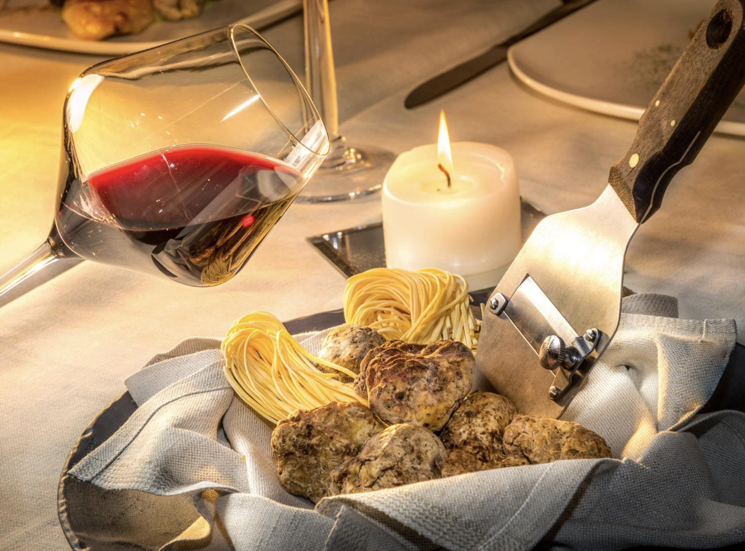 Il Tartufo Bianco d'Alba — Guida Completa alla Stagione, alle Esperienze e ai Luoghi da Non Perdere nella Provincia di Cuneo